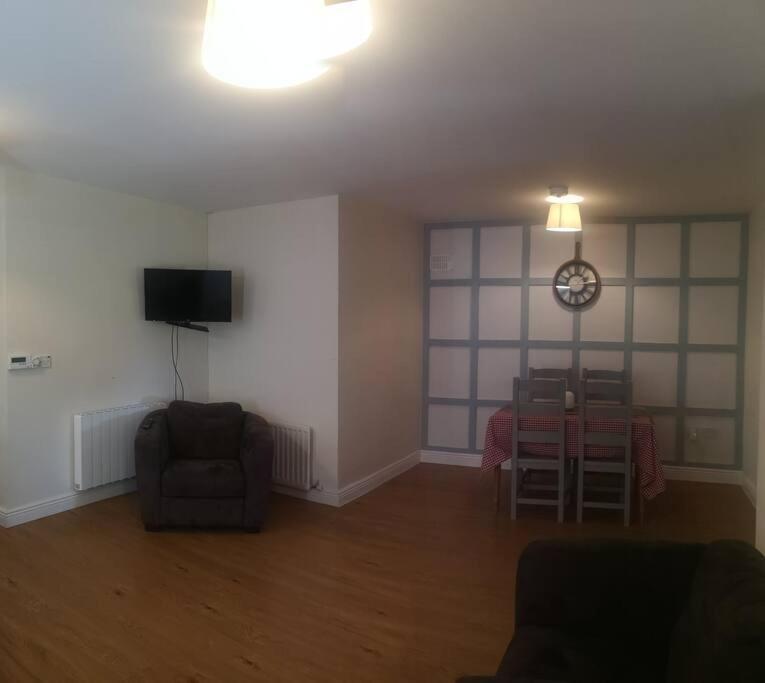 Spacious And Warm 2 Bedroom Apartment Sleeps Up To 5 Athy Exterior photo